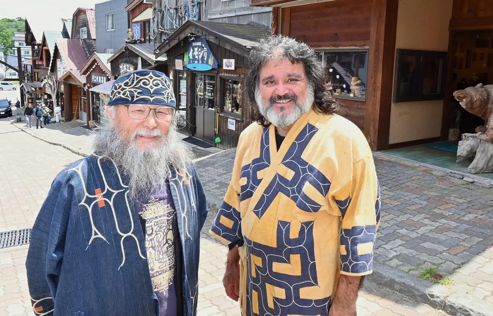 阿寒アイヌ工芸協同組合の新たなリーダーとなった秋辺デボさん（右）と、26年間代表理事を務め勇退した西田正男さん
