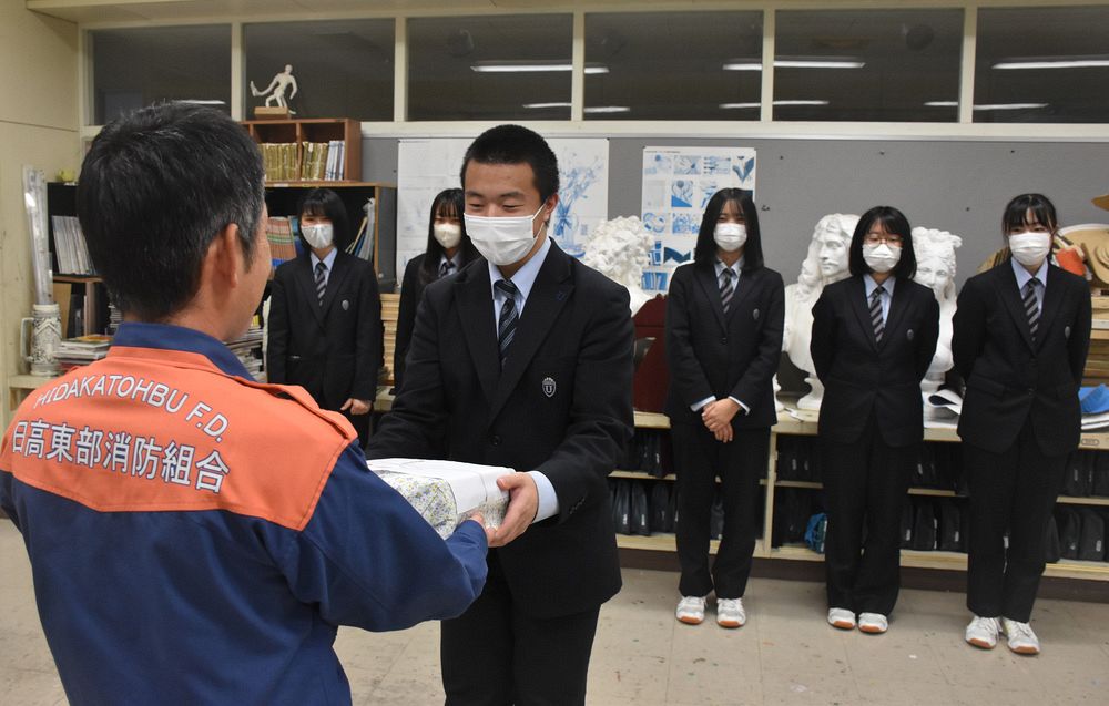 浦河高美術部、火災予防の巨大看板制作 浦河消防署前に：北海道新聞デジタル