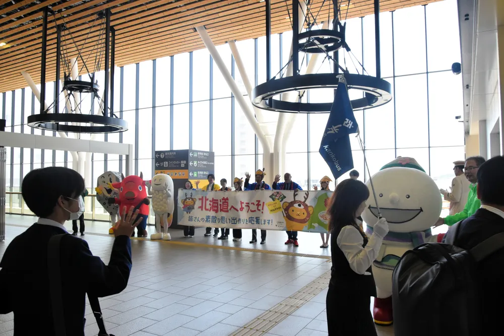 新函館北斗駅に到着した修学旅行生を歓迎する自治体関係者ら