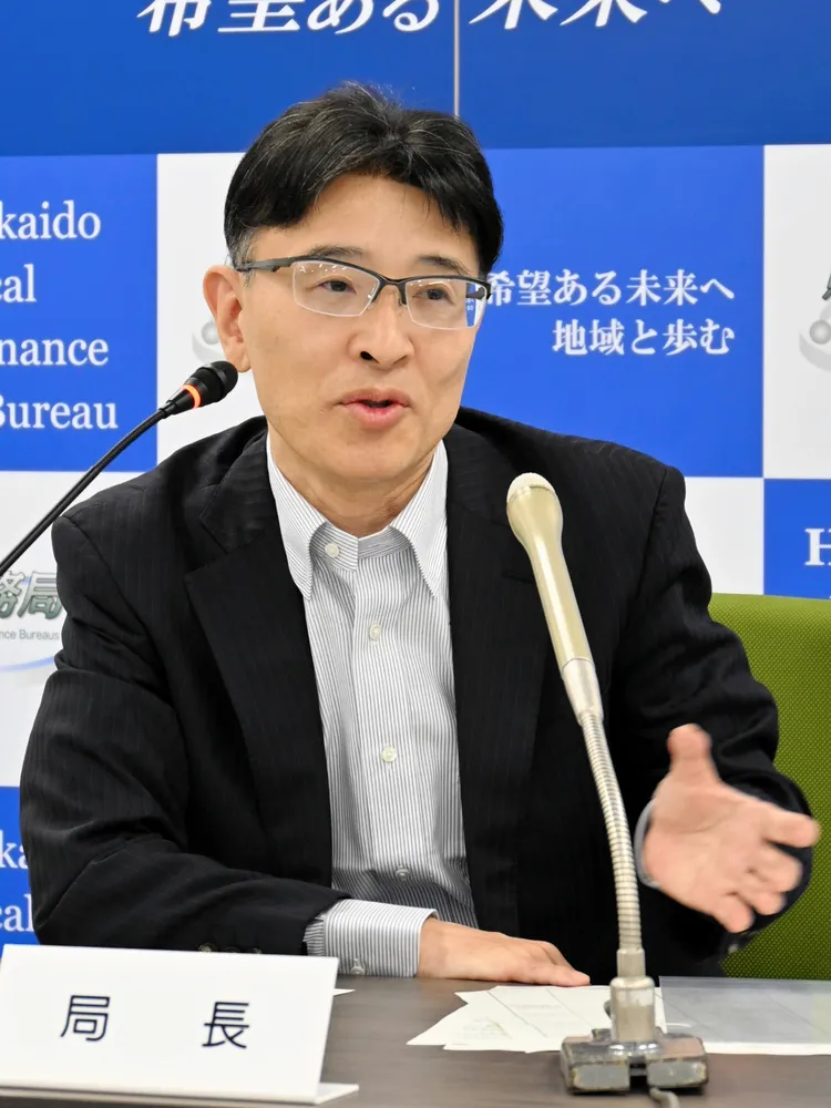 就任記者会見で抱負を述べる秋田能行局長
