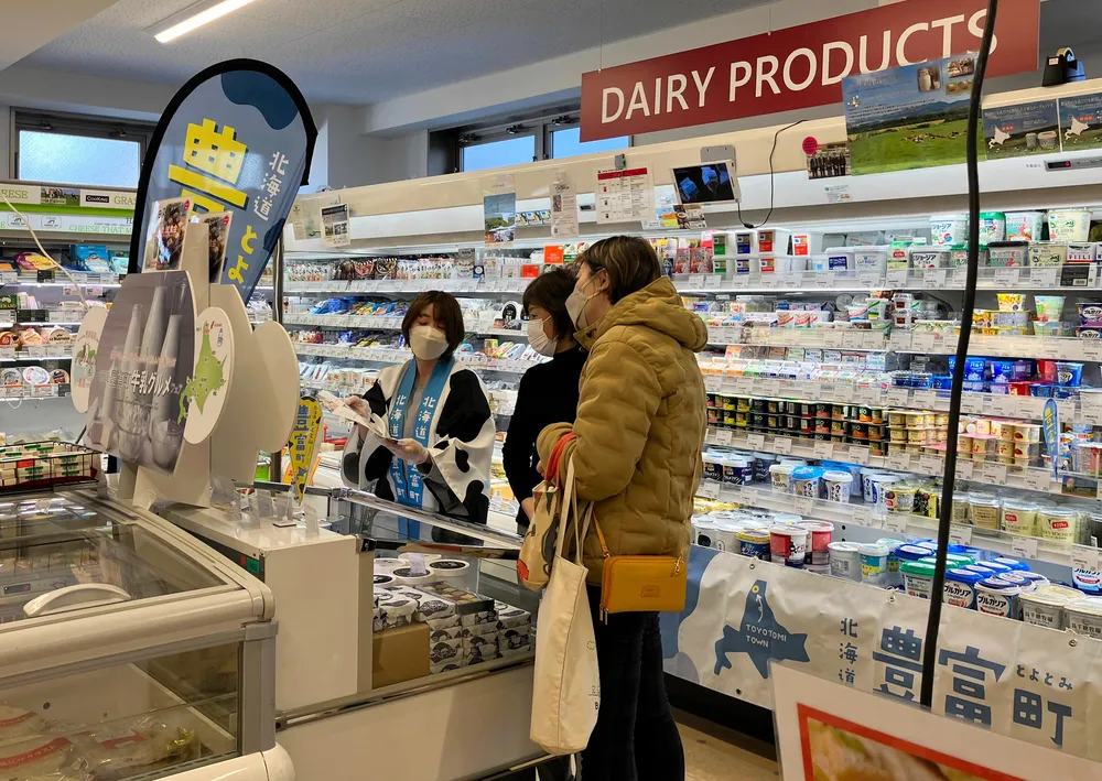 日進ワールドデリカテッセンで初めて開かれた豊富町の乳製品フェア=2023年2月