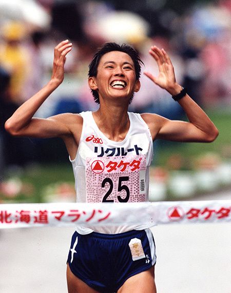 １９９５年の北海道マラソン女子で優勝し、笑顔でゴールする有森裕子さん＝９５年８月２７日、札幌市中央区の中島公園