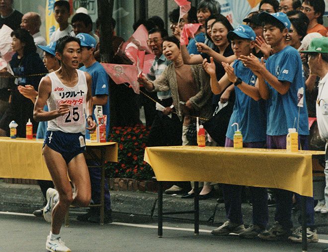 １９９５年の北海道マラソンの４０キロ付近で、沿道の声援を受けながら力走する有森裕子さん＝９５年８月２７日、札幌市中央区大通西４