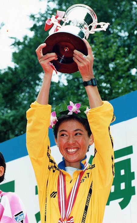 １９９５年の北海道マラソンを制し、優勝杯を高々と掲げる有森裕子さん＝９５年８月２７日、札幌市内