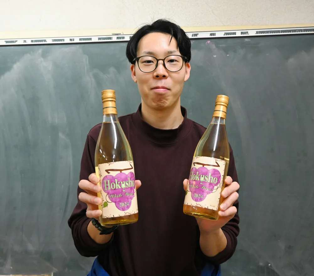 ＜先生十色＞ワイン用ブドウ　生徒と育成　北照高教諭・河辺隆大さん（30）