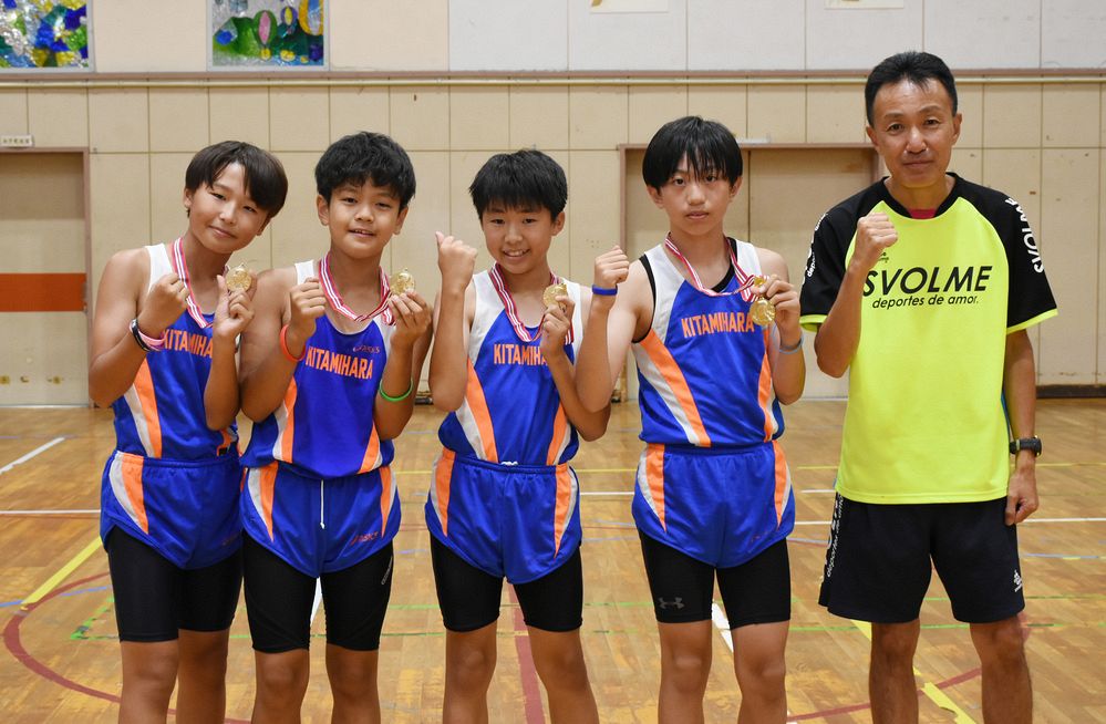 北美原陸上クラブの小学６年男子４００メートルリレーチーム。左から羽柴さん、平野さん、横田さん、橋本さん 