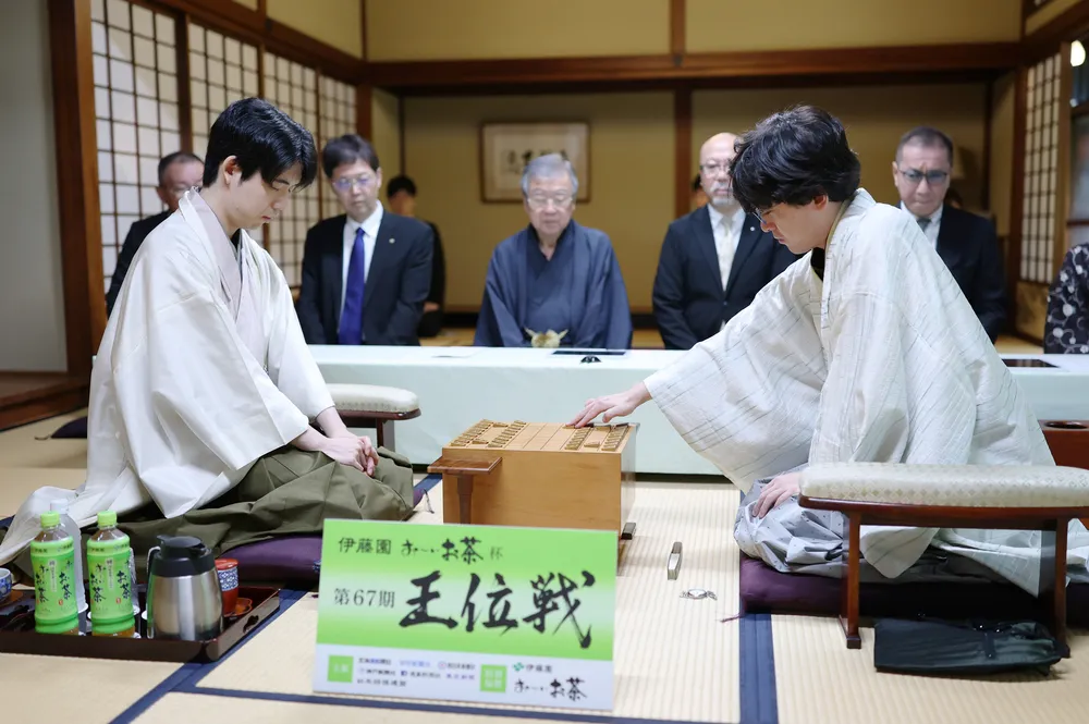 将棋・王位戦 両者とも「角換わり早繰り銀」 第6局、神奈川県で始まる