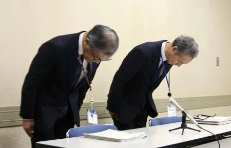 国勢調査の書類紛失について、記者会見で謝罪する福岡市の担当者=12日午後、福岡市役所