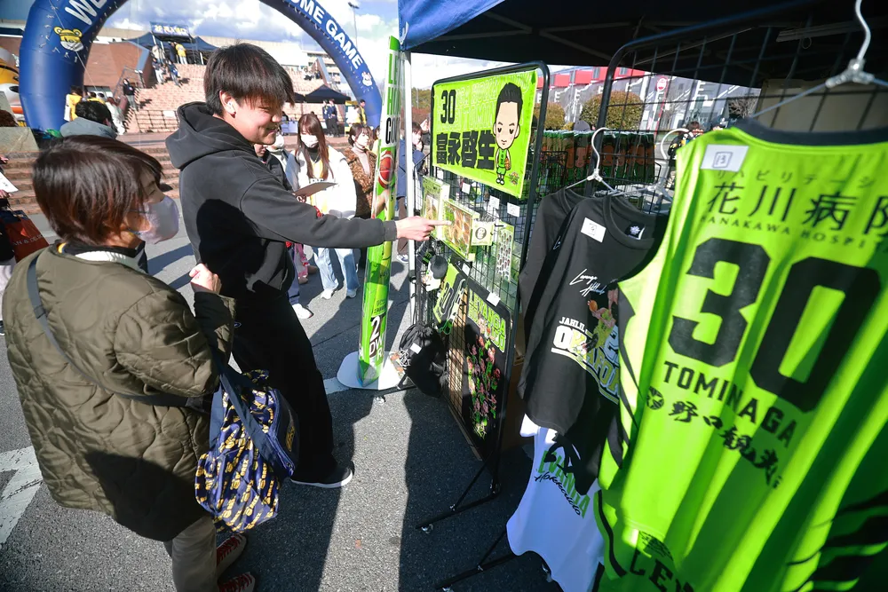 レバンガ 増える出張グッズ販売 首位攻防戦の宇都宮でも 富永人気