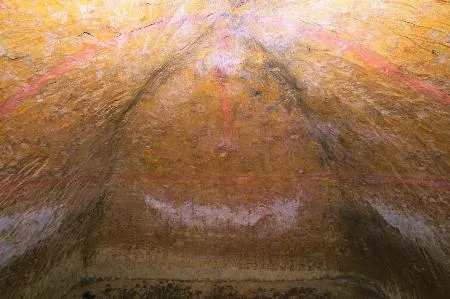 「清戸迫横穴墓群」の「83号横穴墓」から新たに見つかった彩色壁画（奥壁部分）