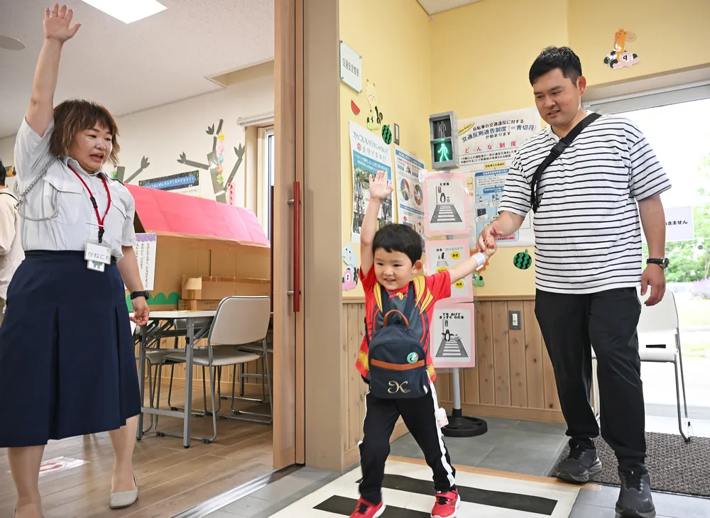 交通ルールを確認して横断歩道を渡る練習をする親子（中島聡一朗撮影）