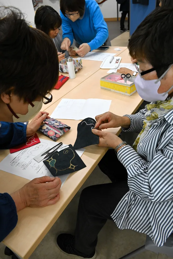 アイヌ刺繍のコースター作った 市民活動センターで講座：北海道新聞
