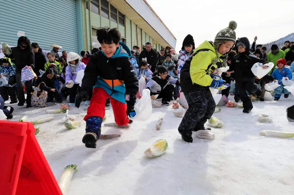 雪上の野菜争奪戦、お目当て狙い白熱　夕張で「寒太郎まつり」