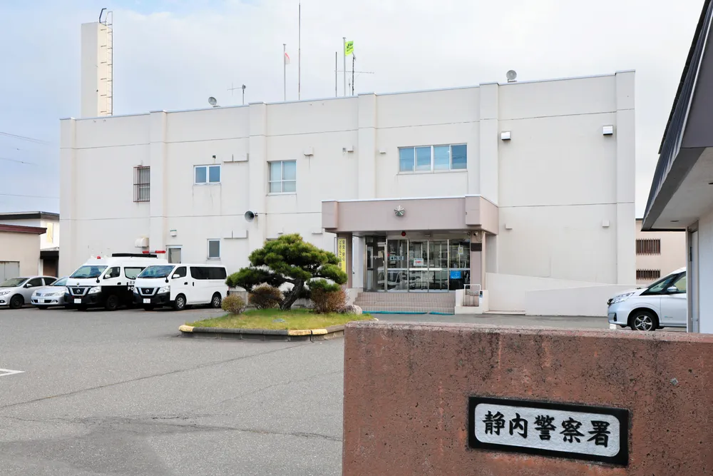 路外逸脱し電柱に衝突　運転の男性死亡　新ひだかの道道