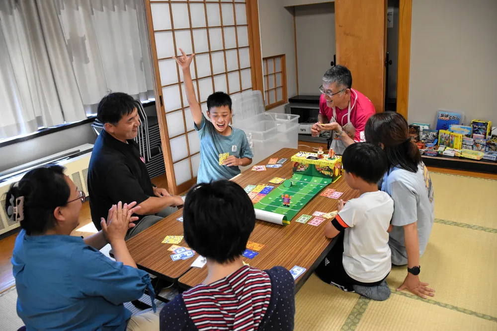 「えっ、やばい！」親子がスマホを忘れて大熱中。1家族500円、札幌市南区で100回続いた「かみやパパ」のボードゲーム会