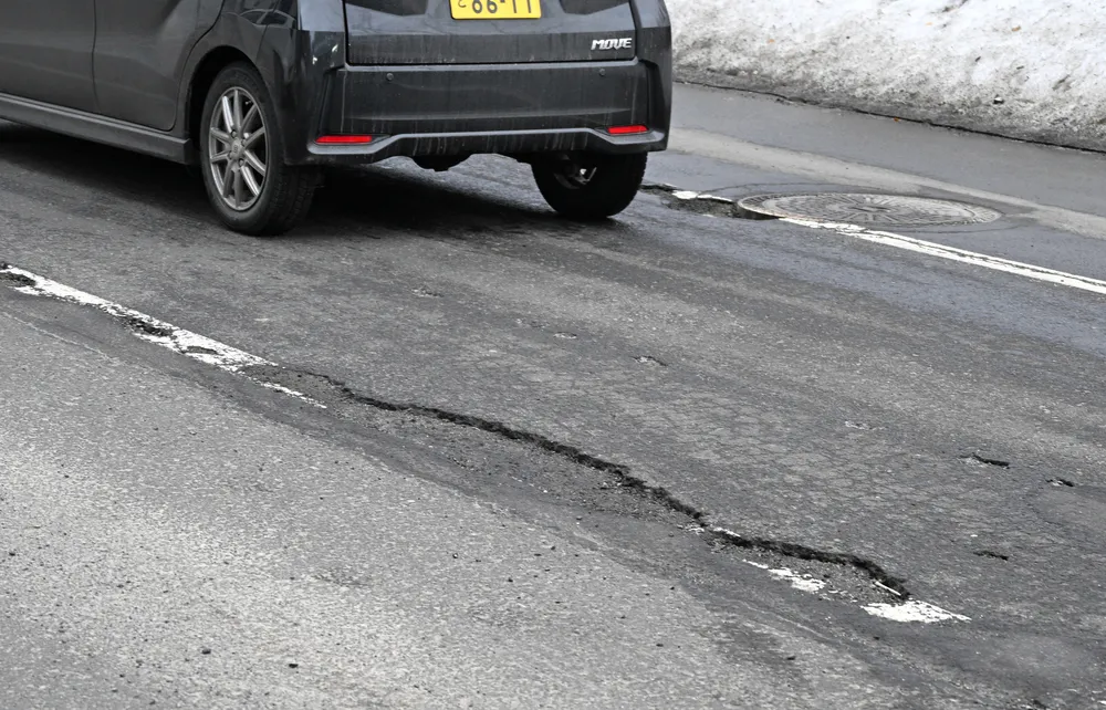雪解け路面の悪路　スタックや穴に注意