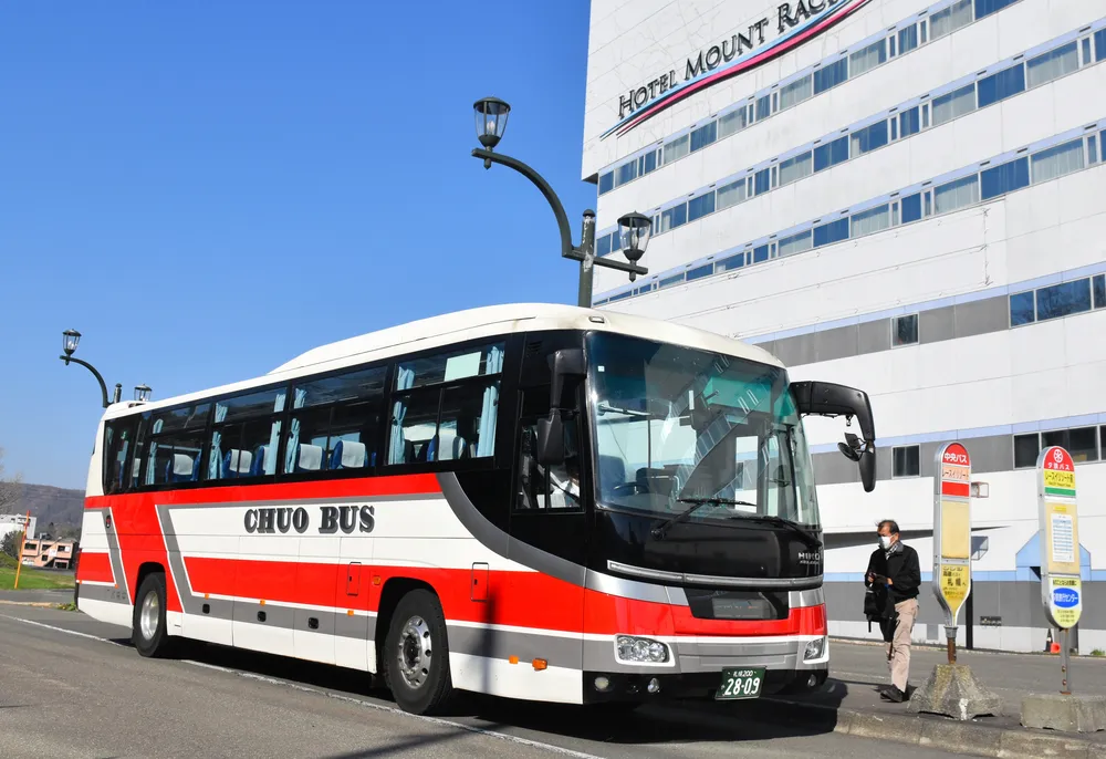 夕張市内を出発する高速ゆうばり号。９月末で廃止されると、夕張と札幌を直接結ぶバス路線がなくなる