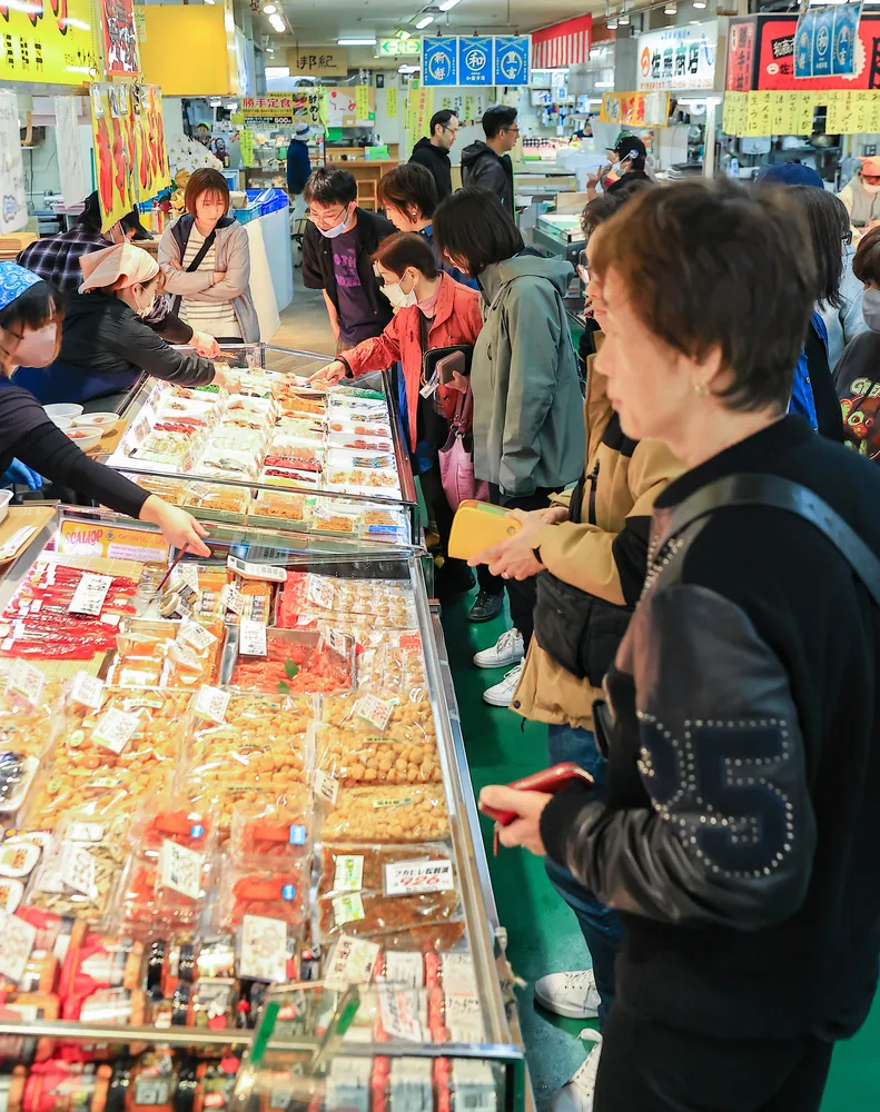 観光客でにぎわう釧路和商市場（大島拓人撮影）