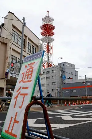 通行が規制された「NTT青森八戸ビル」に設置された鉄塔の周辺=11日午前、青森県八戸市