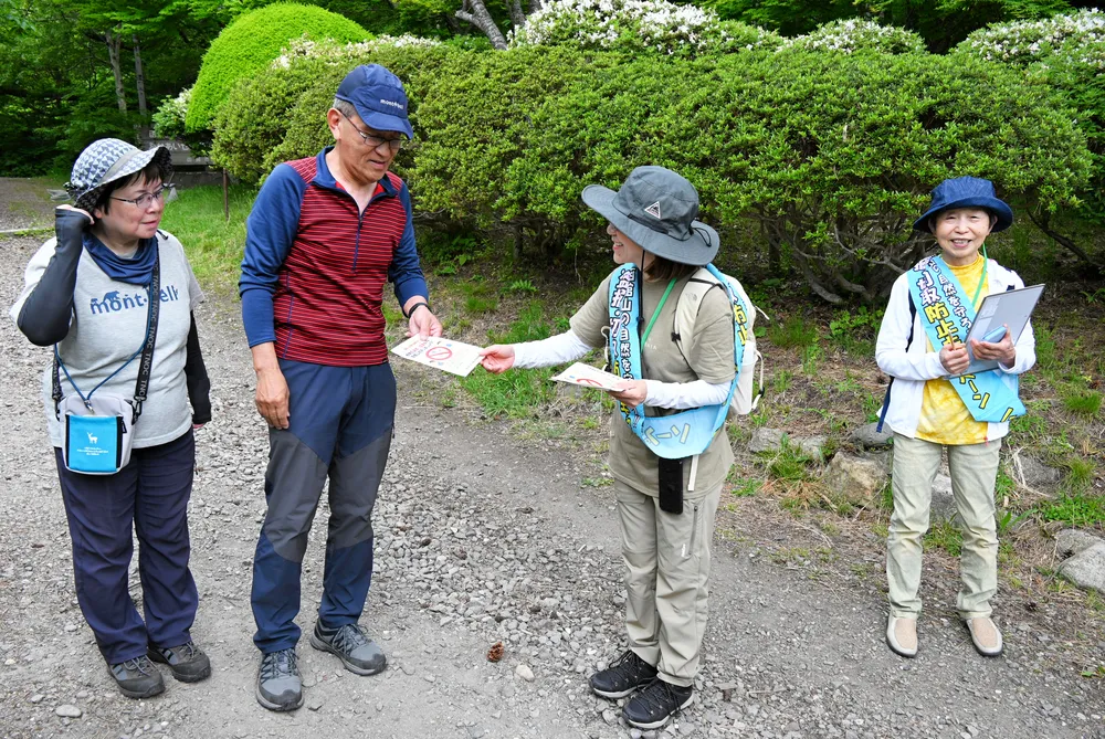 函館山の登山者に盗掘の防止などを呼び掛けるボランティア