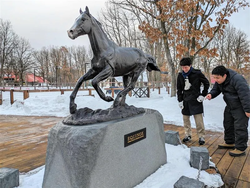 イクイノックスが銅像に 苫小牧・ノーザンホースパーク GI6連勝たたえ