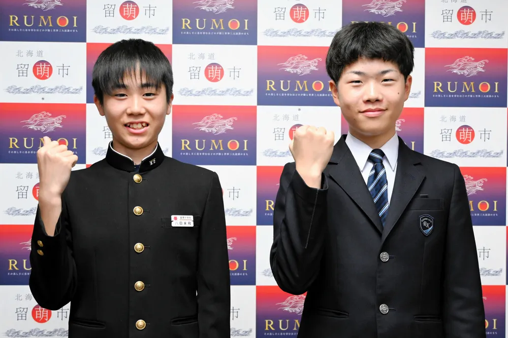全国中学校スキー大会に出場する八田さん（左）と深井さん