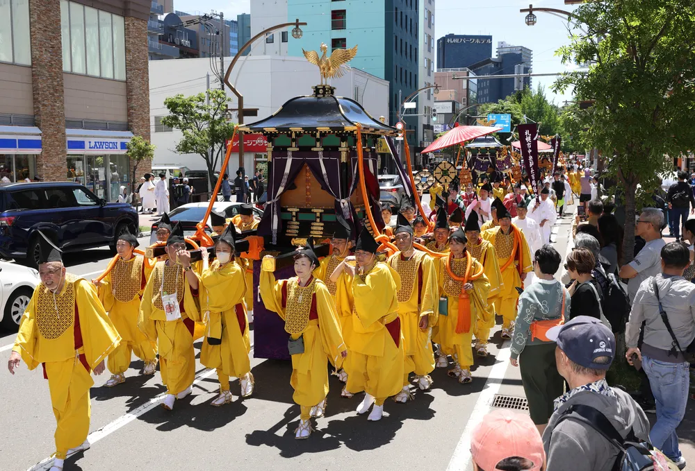 みこし渡御、札幌で14.6キロ練り歩く 北海道神宮例祭最終日：北海道
