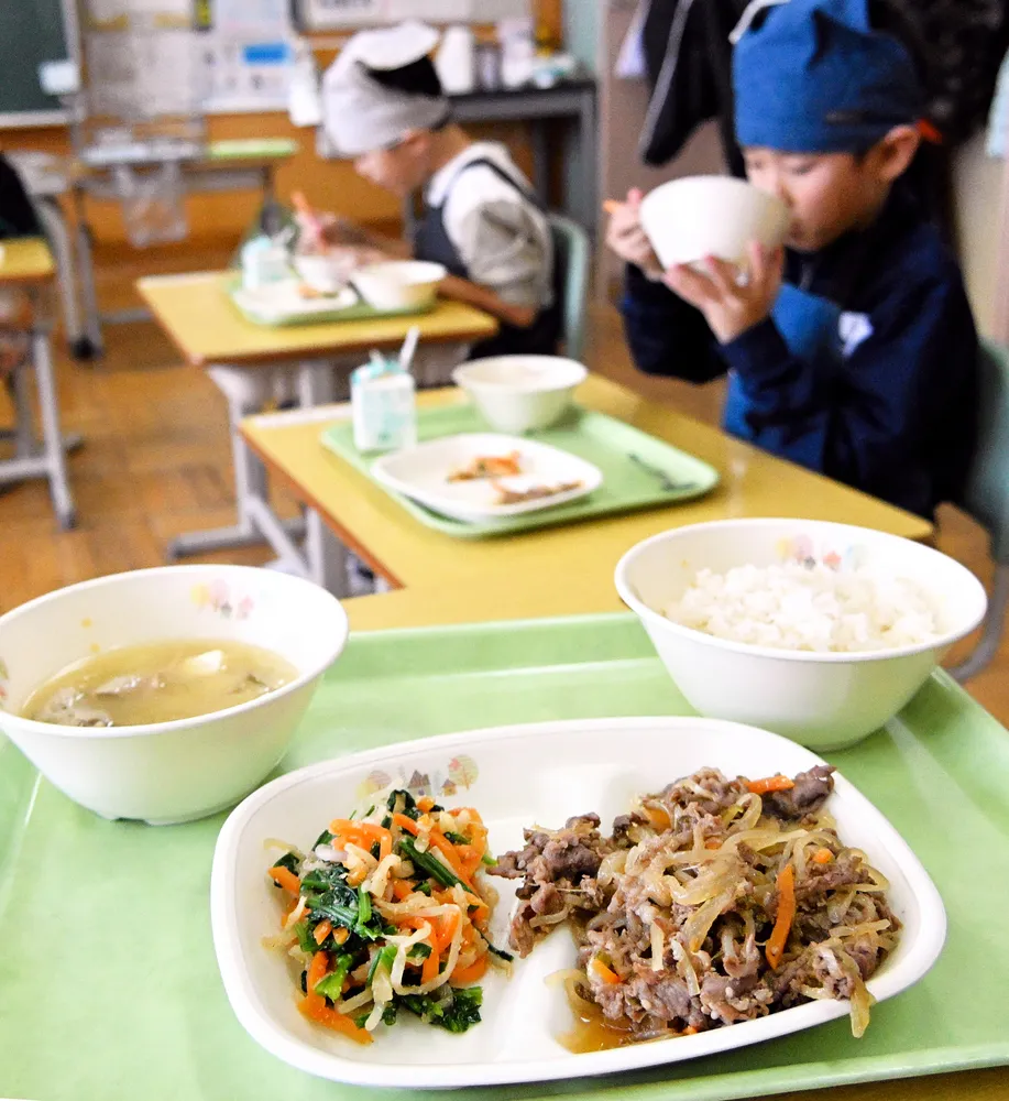木古内町の特産品で小・中学校に牛丼給食 コメと肉の寄贈受け実現