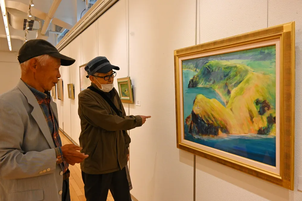 花鳥風月 豊かな色彩 小樽美術館で河合さん絵画展：北海道新聞