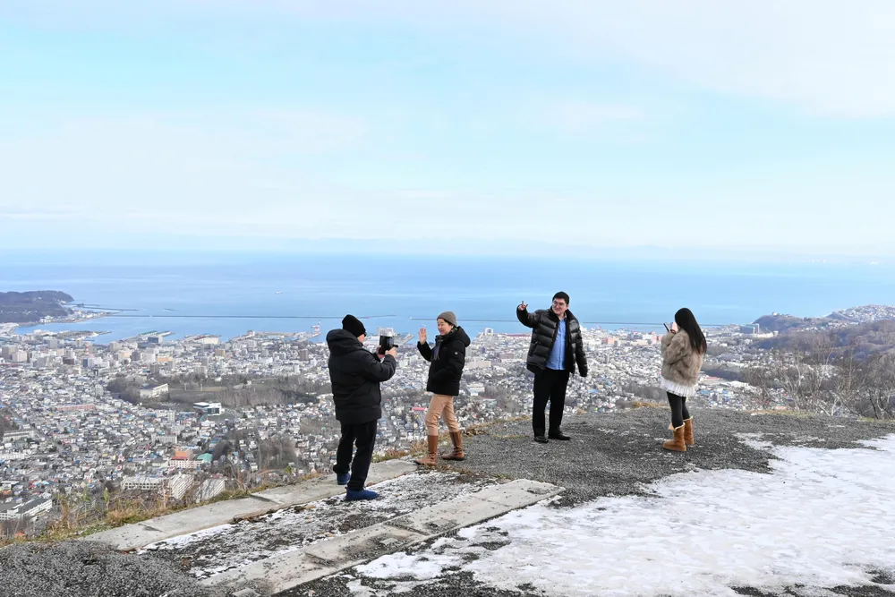小樽の街並み眼下に　天狗山ロープウエイ、冬季営業開始　山麓に運行情報示す電子看板