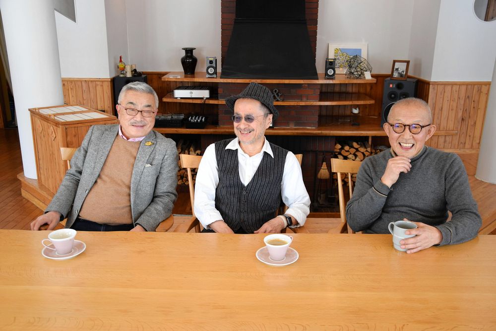 左から小島紳次郎さん、梶原信幸さん、高瀬清志さん。「マインドはまだ若いよ」とレジェンドの3人=芸森スタジオ