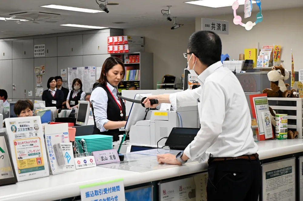 強盗や特殊詐欺 被害防止へ訓練 士別・北ひびき農協:北海道新聞デジタル