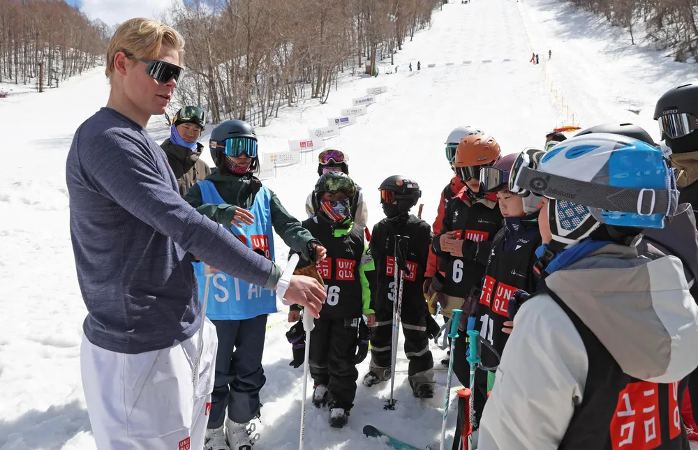 北京五輪金メダリストのバルテル・バルベリ選手（左端）に質問する子供たち=5日、さっぽろばんけいスキー場