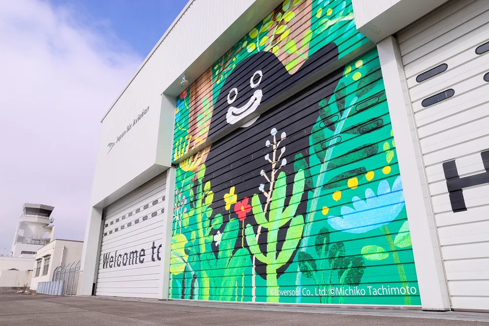 GLAYのTERUさんデザインのキャラが函館空港に登場　格納庫のシャッターに「ズラー」