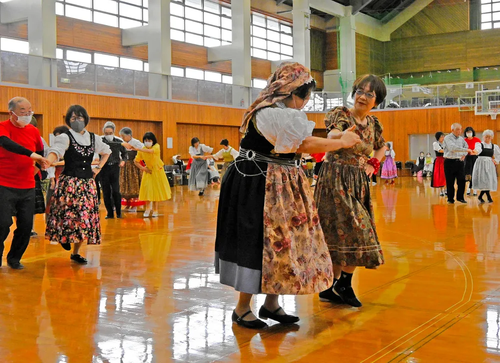 フォークダンス 衣装 7点セット 230人、手をつなぎ楽しく 上富良野で道北フォークダンス大会：北海道