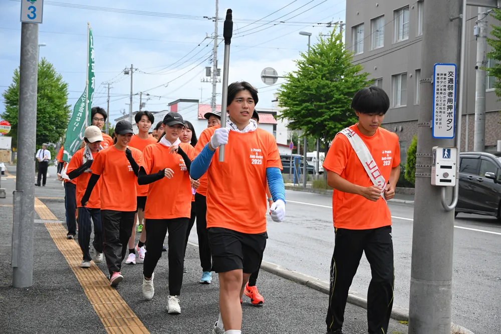 核のない暮らしを訴えながら網走市内を進むランナーたち