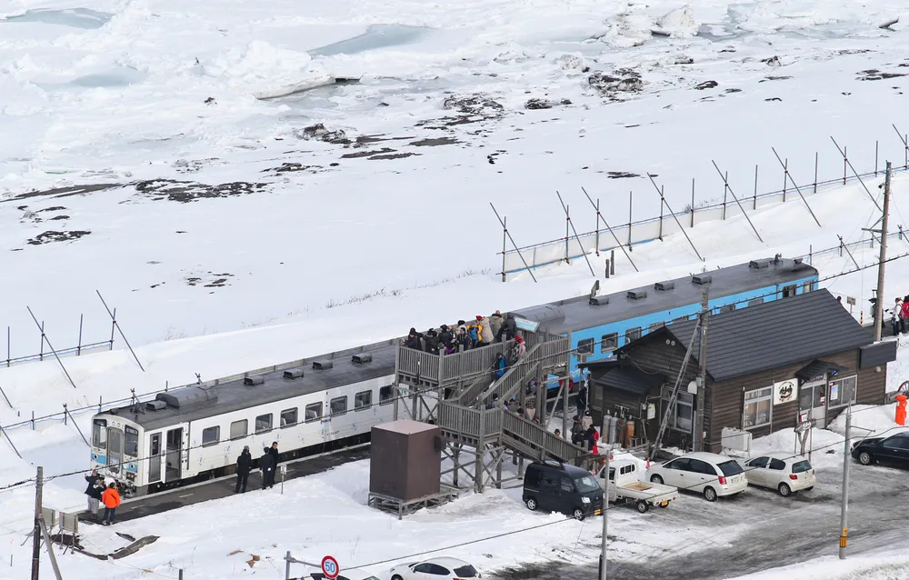流氷に一番近い無人駅」展望台撤去 網走・北浜駅、老朽化で解体 2002年