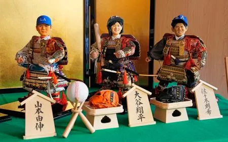 大谷選手ら「久月」五月人形に チーム帽子やヘルメットによろい