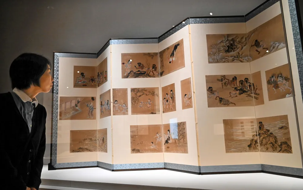 アイヌ民族の風俗画を屏風に 白老・ウポポイで収蔵資料展：北海道新聞