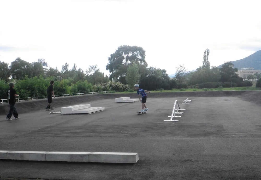 豊平川緑地の仮設スケートボード場で練習に励む利用者たち(札幌市提供)