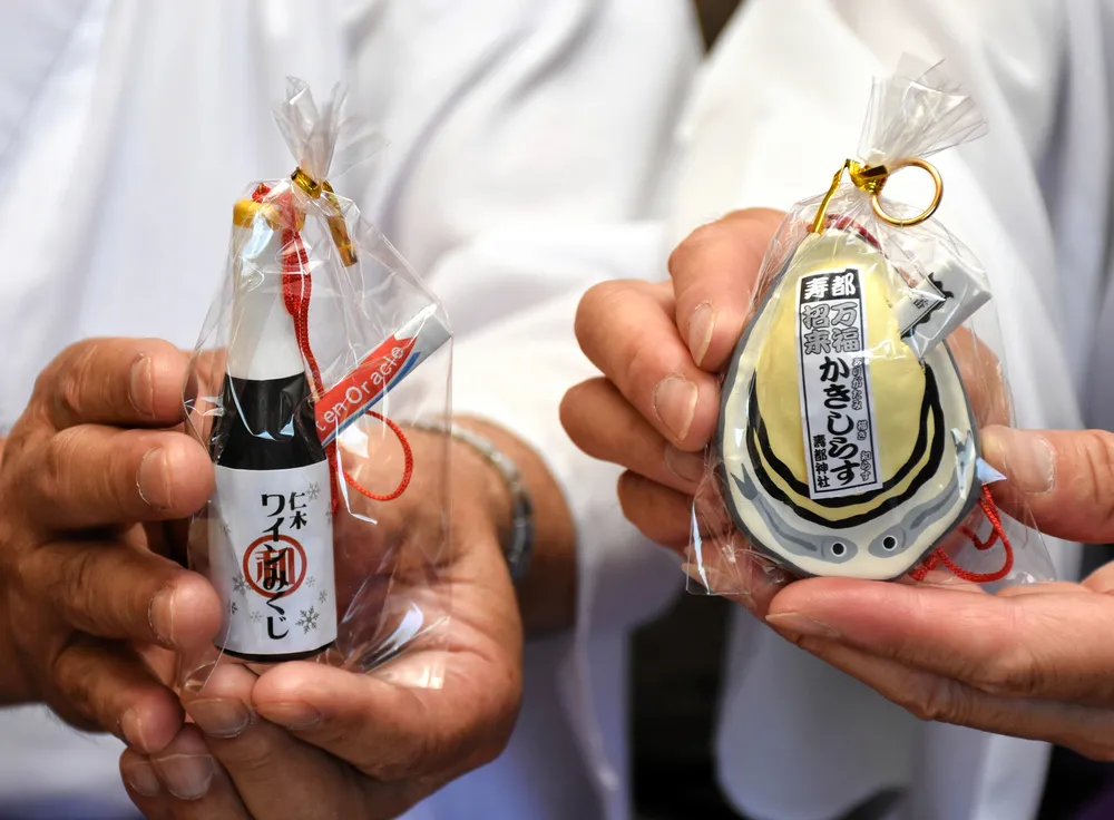 人と福呼ぶオリジナルおみくじ　寿都神社「かきしらす」　仁木神社は「ワイン」