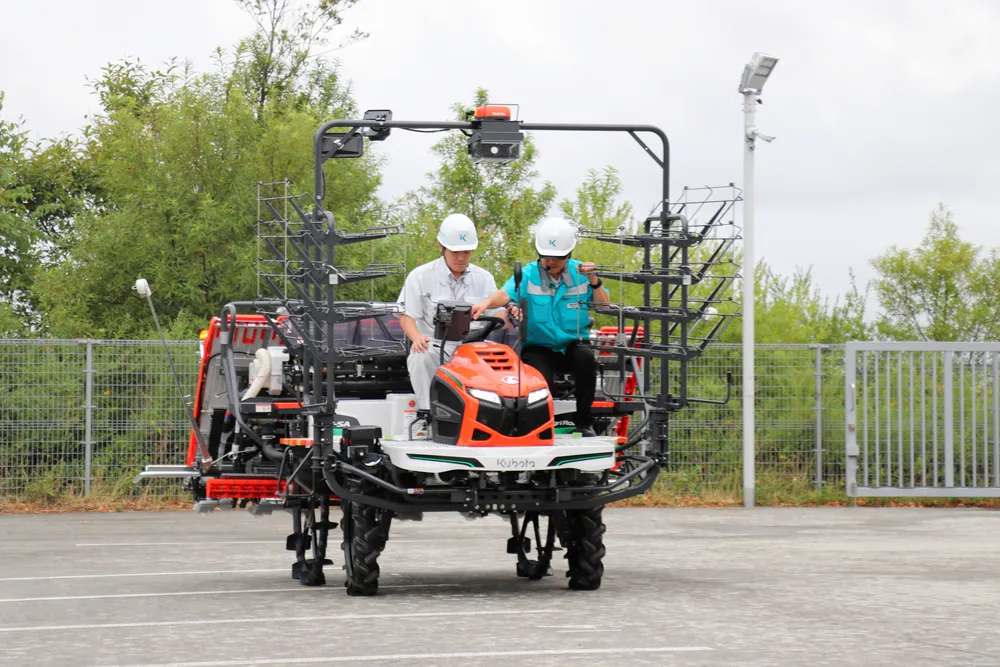 ロボット農機 良さ実感 スマート農業普及へ 苫小牧で試乗会：北海道