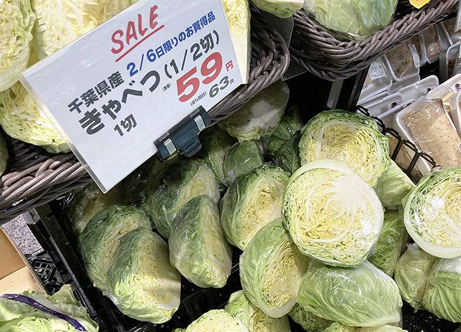 川崎市内のスーパーの店頭。キャベツ半玉が税抜き５９円で販売されていた（２月６日）