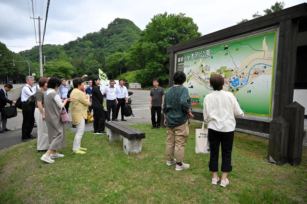 「ほんべつ☆うきうき未来らぼ」の本別公園の清掃ボランティアについて説明を受ける研修参加者