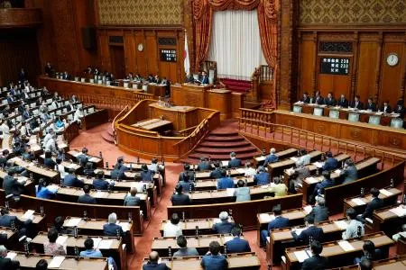 オンラインカジノの規制強化に向けた改正ギャンブル依存症対策基本法が可決、成立した参院本会議=18日午後