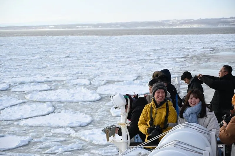 流氷観光砕氷船「おーろら」が今季初の流氷帯到達：まなぶんデジタル