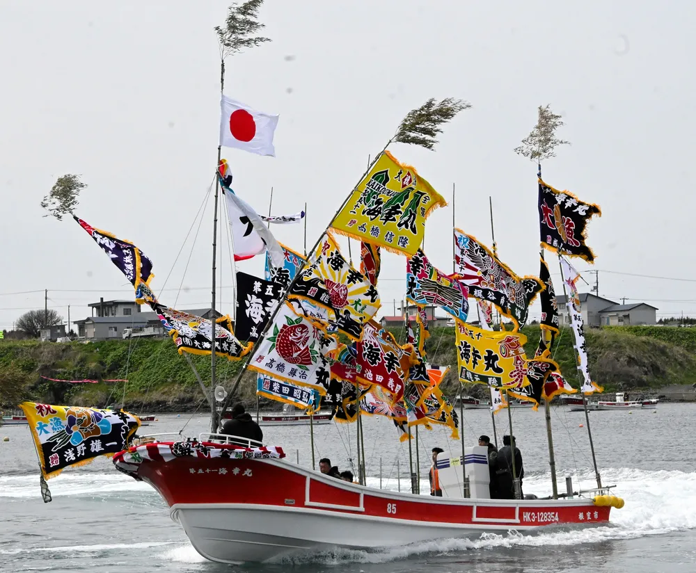 貝殻島コンブ漁へ新造船 根室で進水式 豊漁願う：北海道新聞デジタル
