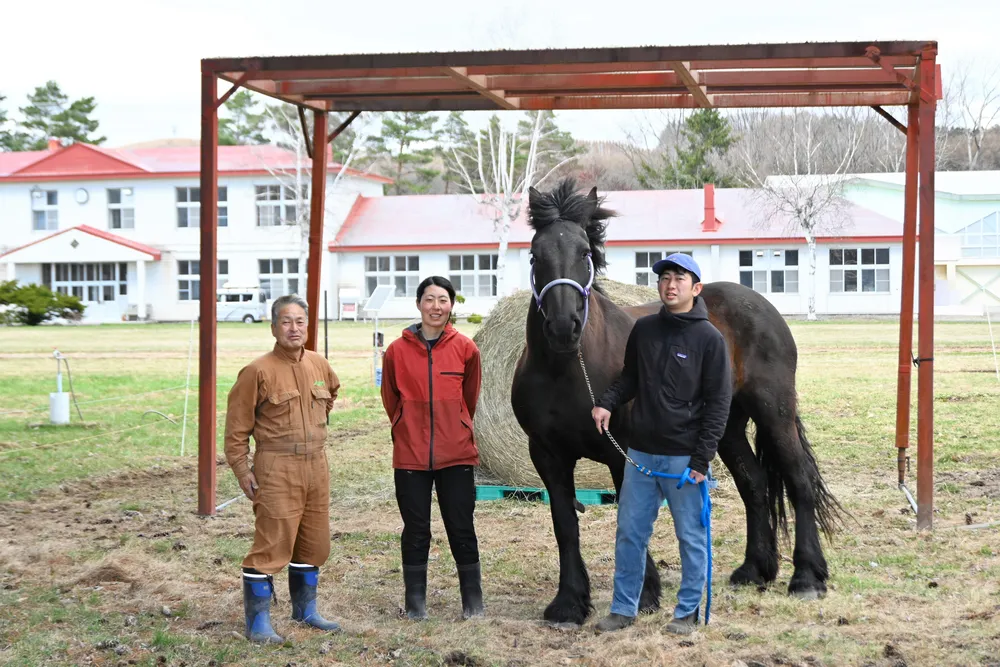 旧境野小校庭で馬の飼育を始めた地域おこし協力隊員の（右から）八木一馬さん、菊地莉奈さんと瀬口農産の瀬口俊行社長