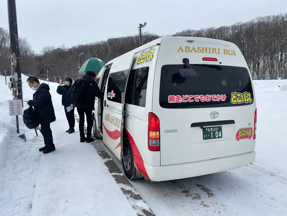 網走バスが運行する予約制車両を視察する北海道観光機構の職員ら＝今年１月、同機構提供