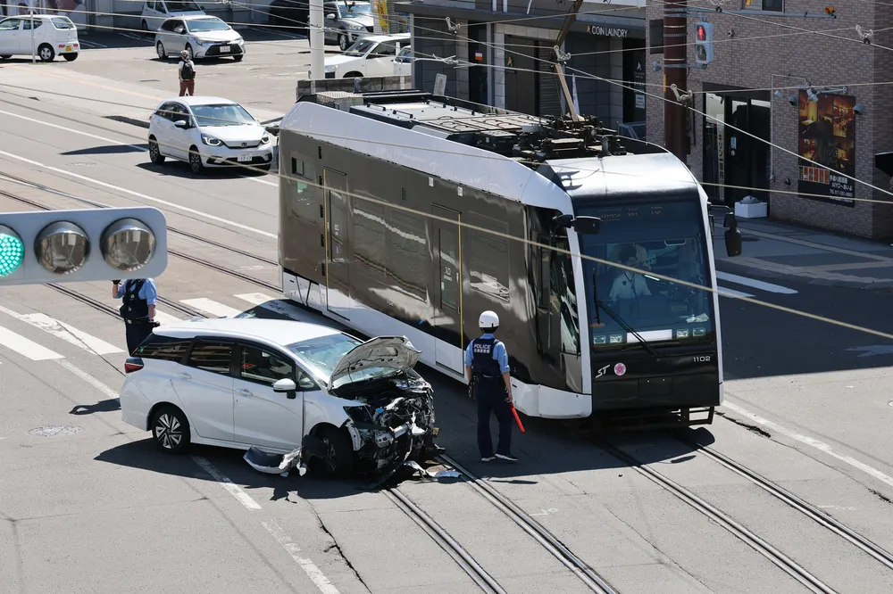 パトカーから逃走中に車と衝突　車両が線路ふさぐ　札幌市電2時間運転見合わせ